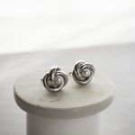 シルバー/小粒パールの結びイヤリング/knot pearl/ パール　お呼ばれ　ウェディング　結婚式 　新作  小ぶり　イヤリング　ピアス　オケージョン ねじり　シルバー