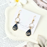 ꒰円角と花を愛でる雫  -Classic Navy-꒱ レジン ピアス イヤリング ネイビー ゴールド 雫 アシンメトリー ドライフラワー ラメ ファルファーレビーズ 揺れる Lucelia