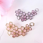 【再販】　桜の花びら舞う春のレジンブローチ　シルバーのみ