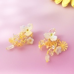 ポカポカ春色イエロー｜大ぶりフラワーモチーフピアス／イヤリング（軽やか・揺れる）