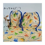 ★(^.^)恐竜と遊ぼう🦕ベージュ🦖お弁当・給食袋&コップ袋&ランチョンマット★楽しいランチタイムを♪
