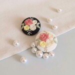 春色のバラの刺繍ヘアゴム／刺繍ブローチ【送料無料】パール付きコサージュ卒業・入学フォーマル／オケージョンにも（黒色生地）