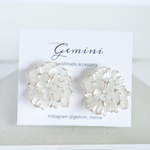 〖White Flower〗ピアス イヤリング　サージカルステンレス　花　お花　フラワー　大人かわいい　チェコビーズ　大ぶり　軽い　ホワイト　白　ゴールド