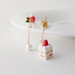 いちごのスクエアケーキとコットンパール　ピアス/イヤリング　春　おでかけ　ミニチュア