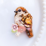 新作！花束💐を持った、スズメちゃんのブローチ(兼ネックレス)【即納作品】