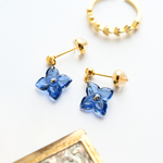 ヴィンテージガラスの揺れる透明な花ピアス／ノンホールピアス［ネイビー］サージカルステンレス／チタン