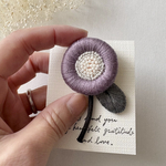 まんまるお花の刺繍ブローチ（紫・パープル）