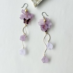 【人気色・再販売】花びらとドロップの散りゆくロング耳飾り/ピアス　イヤリング　ドロップ　ロング　カラー　推しカラー　花びら　花　華奢　紫　くすみカラー　パープル