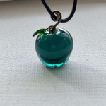 Green Apple ガラスのネックレス　チョーカー　長さ調節付き　ガラスのアクセサリー　とんぼ玉　青リンゴ　