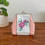 【大人可愛い北欧風】刺繍がま口ポーチ＊ストライプ／フラワーモチーフ