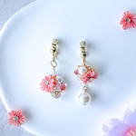 【小さなひらひら桜のピアス/イヤリング】　つまみ細工　ピアス　イヤリング　バレンタイン　プレゼント　桜　サーモンピンク　普段コーデ　成人式　結婚式