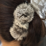 《再販≫リアルファーボンボン♪銀灰色♪バナナクリップ(滑り止め付き)