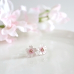 小さな桜ピアス/イヤリング