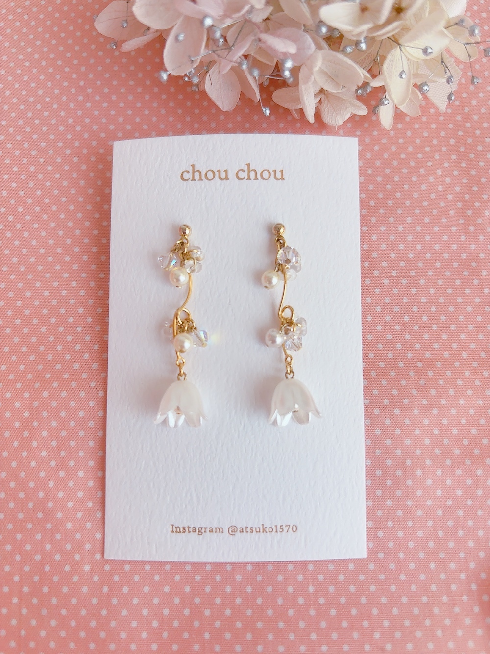 お花いっぱいビーズとシフォンフラワーのピアス（ピンク）イヤリングに
