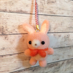 羊毛フェルト ピンウサちゃん    〈組紐ストラップ〉