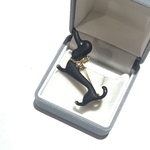 【VINTAGE BROACH】2227 愛らしいダックスフンドモチーフ ブローチ 4cm／グレーカラー×ゴールドリボン／幸運と愛情の象徴動物アクセサリーアニマルモチーフ　アンティーク　愛犬家