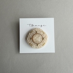 ニュアンスベージュのビーズ刺繍ポニーフック