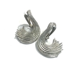 SALE 【VINTAGE EARRING】光と艶の魔法。アートを纏う。流れる光のウェーブメタルイヤリング 4cm／シルバートーン／曲線美デザインクラシック　シルバーヴィンテージイヤリング痛くならない