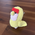棒針で編んだ編みぐるみブローチ『コザクラインコ』