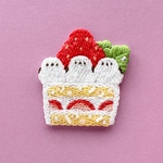 シマエナガのショートケーキ　手刺繍ブローチ