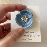 大人かわいい.⋆｡立体花びらの刺繍ブローチ（青・ブルー）