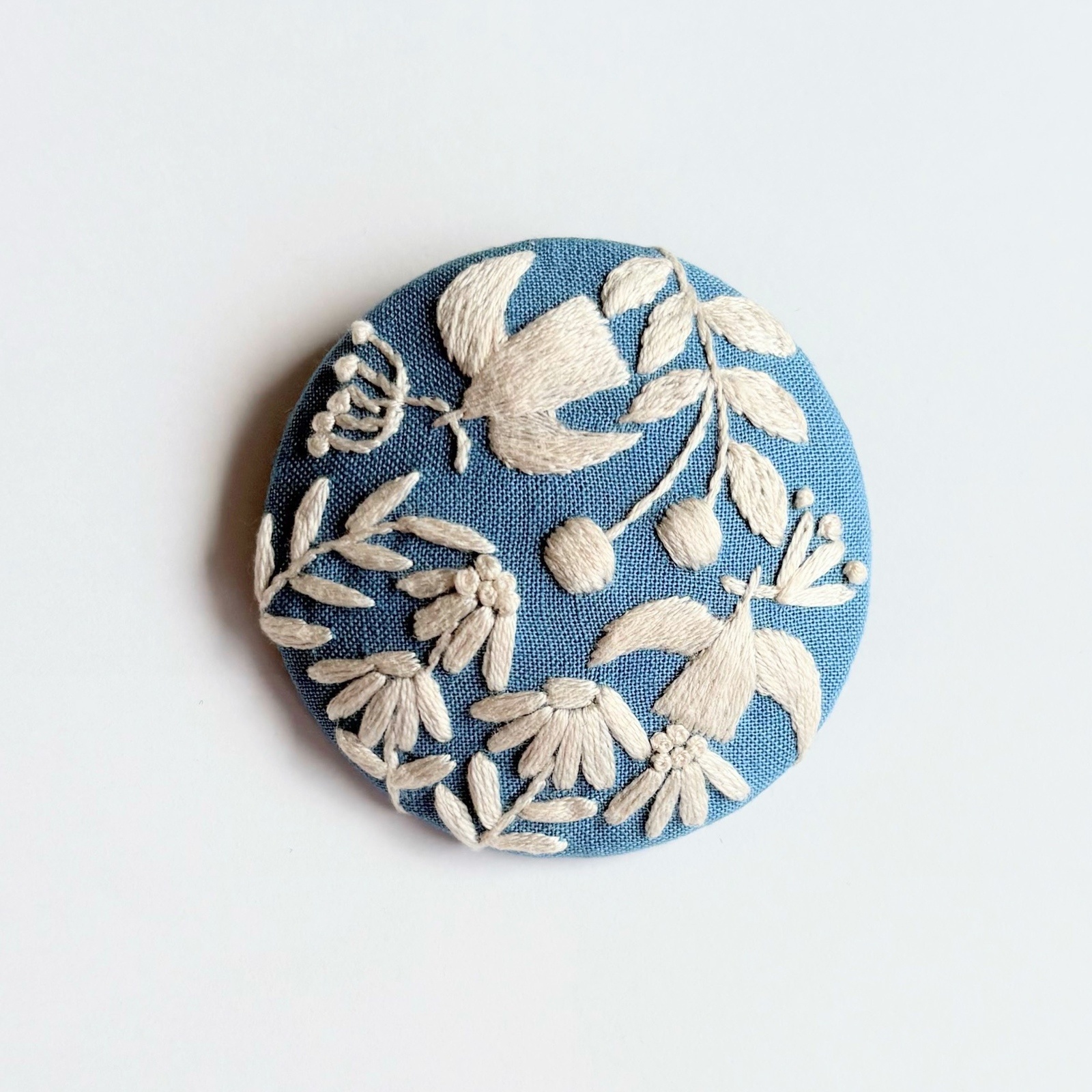 北欧風ことりと草花の刺繍ブローチ#469