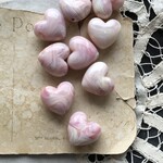 【2粒】17×19mm/ピンクミルクマーブル/ぷっくりハートビーズ