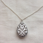 シルバーの雫＊透かしアールヌーボー風のロングネックレスSV925(60cm)