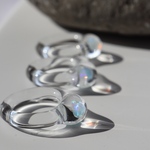 drop ring | しずくのように包み込む光 – オパールガラスリング