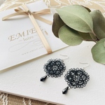 お花モチーフ＊黒色タティングレース×ジェットのピアス・イヤリング