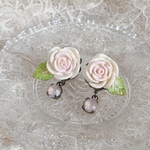 淡いピンクの薔薇小さなイヤリング(期間限定品)