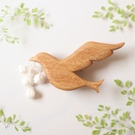 木の実ゆれる鳥の木彫りブローチ／   北欧 ナチュラル クリスマス ギフト プレゼント アクセサリー