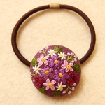 紫花の刺繍 くるみボタンヘアゴム