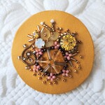 [一点もの]陽だまりの花園。本革とビーズ刺繍のコラージュブローチ|牛革・ミモザイエロー(4.7cm)