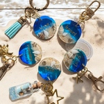 海をイメージしたキーホルダー♡名入れ ハンドメイド レジン 星の砂 沖縄 ビーチ リゾート プレゼント お揃い 夏 オーダーメイド 推し活 ペタ 入園 入学 卒園 送別品 席札 迷子札