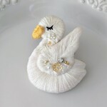 【受注生産】優雅に泳ぐ 白鳥の刺繍ブローチ​