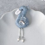 ビーズがゆれるハシビロコウの刺繍ブローチ【くすみブルー】 