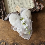 antiquelinen＆lace*手刺繍*ラベンダーサシェ*フローラルリボン*リバティ*ハート型*プレゼント