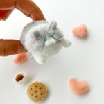 ころんとした小さな猫のぬいぐるみ（ラグドールモデル）