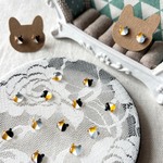 ガラスの三毛猫　小粒　シンプル　ピアス／イヤリング
