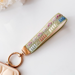【特集掲載】スマホストラップ｜スプリンググリーン × フラワー刺繍｜インド刺繍リボン 手首かけ 落下防止 ゴールド金具 上品 大人可愛い ギフト