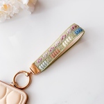 【特集掲載】スマホストラップ｜スプリンググリーン × フラワー刺繍｜インド刺繍リボン 手首かけ 落下防止 ゴールド金具 上品 大人可愛い ギフト
