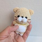 ​あみぐるみキーホルダー【リボンが輝く後ろ姿】シンプルちびねこ（ベージュ×白）