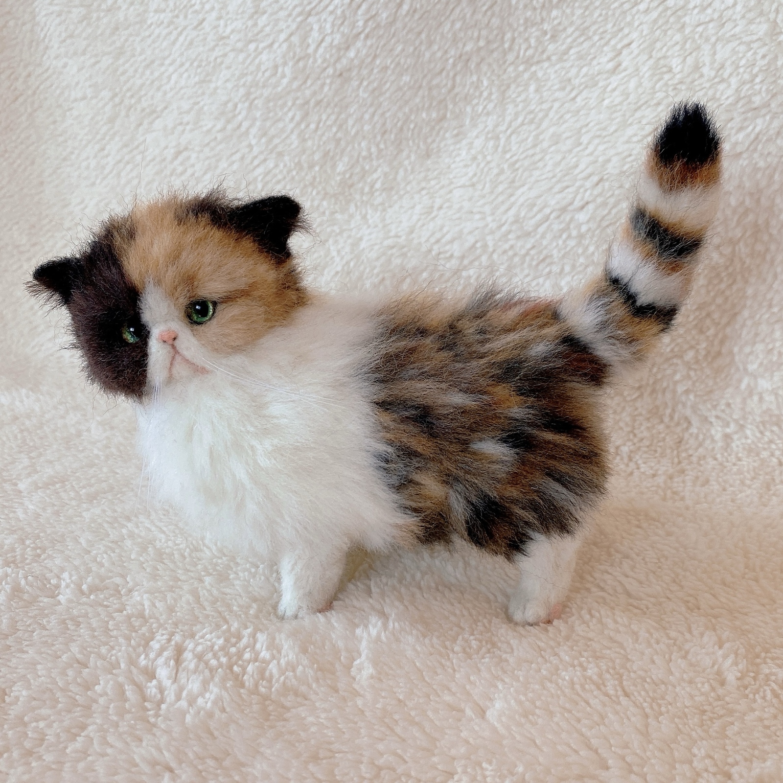 羊毛フェルト猫 全身タイプ リアル可愛い三毛のエキゾチックショート