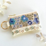 インド刺繍　ミニポーチ　ポーチ　カラビナ　フェイクレザー　小銭入れ　メイクポーチ　コインケース　小物入れ　プチギフト　プレゼント　バッグチャーム　花　すみれ　母の日