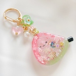 シャカシャカキーホルダー　桜餅色シマエナガ御守りシェイカー　　横向き