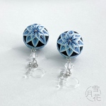 【受注制作】手まりイヤリング(ノンホールピアス)・手まりピアス＊二つ菊/黒地に露草色［小さなてまり/手毬/手鞠］