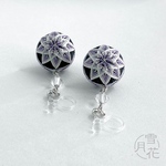 てまりイヤリング(ノンホールピアス)＊二つ菊/黒地に錆桔梗