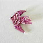 草木染め糸を使った"pink pink bird"刺繍鳥ブローチ