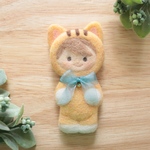ふわふわの小さな友達：トラ猫ブローチ